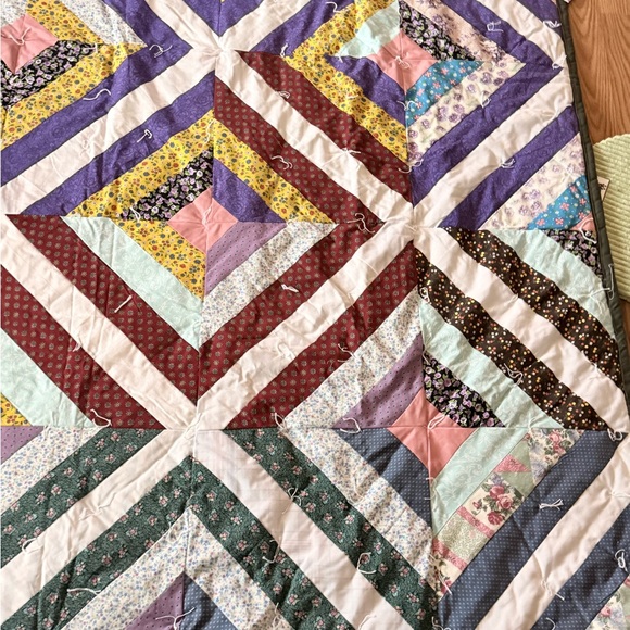 Patchwork Quilt with Multicolor Design - Picture 3 of 6